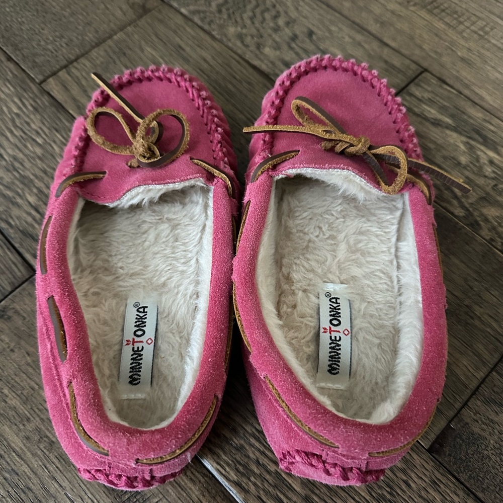 Youth Minnetonka Cassie Slipper, Size 1, Pink Suede